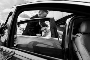 צילומים עם רכב יוקרה לקראת החתונה