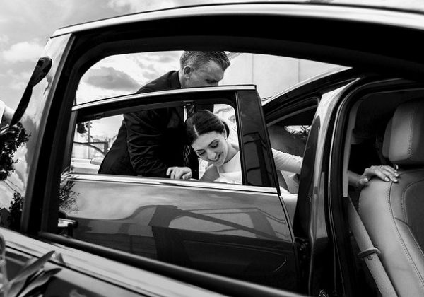 תכינו את נעלי הכלות: צילומים עם רכב יוקרה לקראת החתונה
